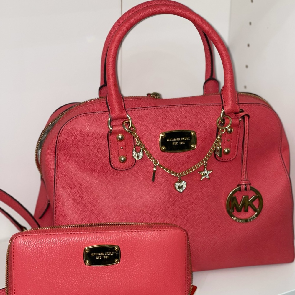 Authentic Michael Kors Purse set!!